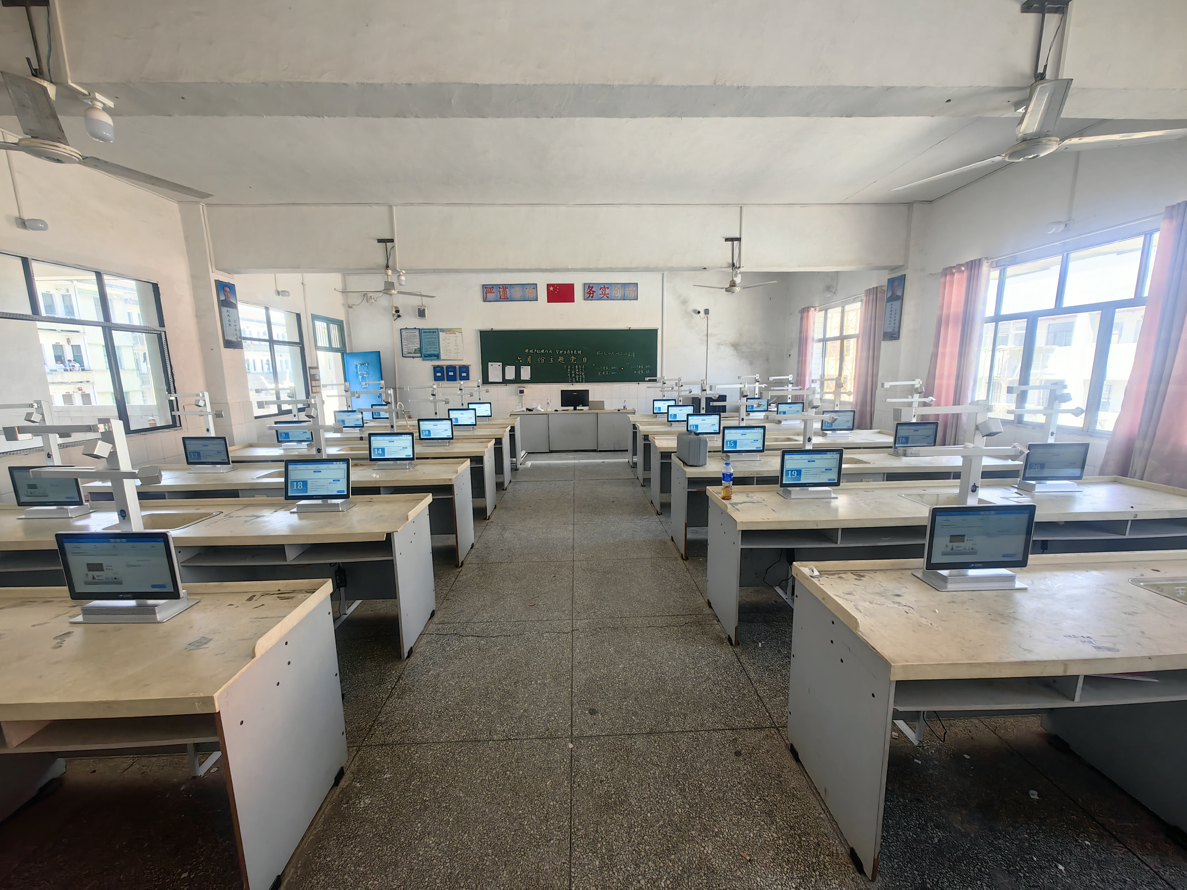 大栗港镇中心学校